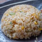 お皿に盛った「白チャーハン」の画像
