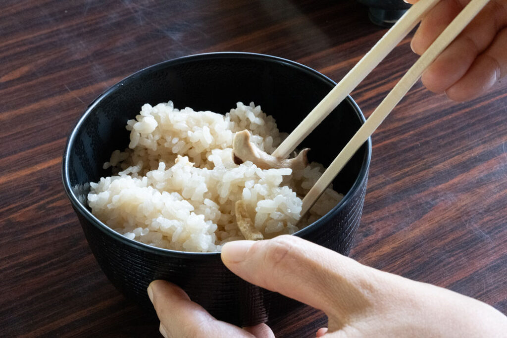 「みどり農園」きのこご飯を食べる画像