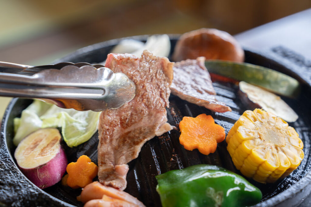 「みどり農園」BBQのお肉を焼く画像