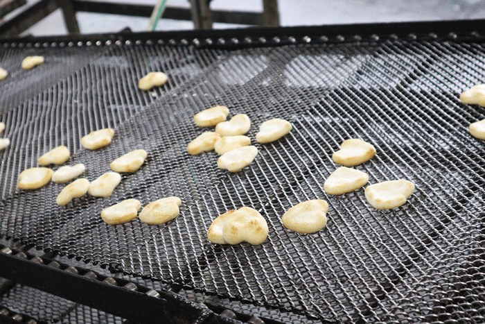 「国産有機米のおせんべい プチハートやさしいサラダ味」を焼いている画像