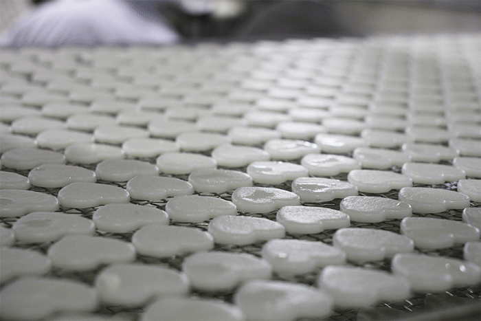 「国産有機米のおせんべい プチハートやさしいサラダ味」生地の画像