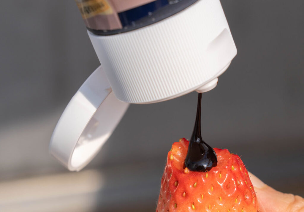 華やぎ観光農園でいちごにチョコをかける画像