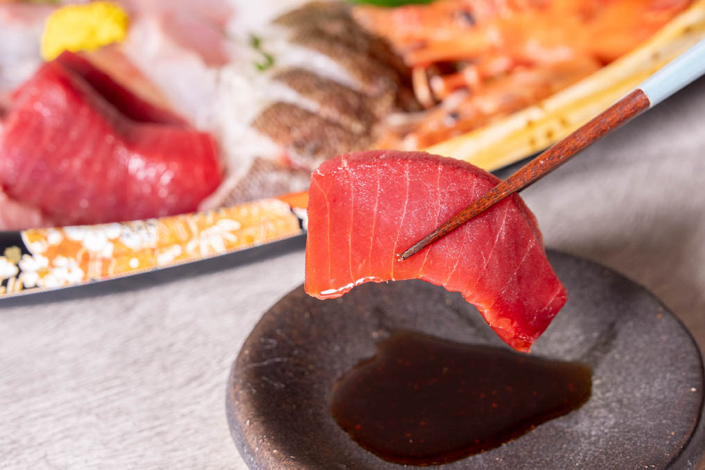 「umiya マルヤマ水産」お造りを食べる画像