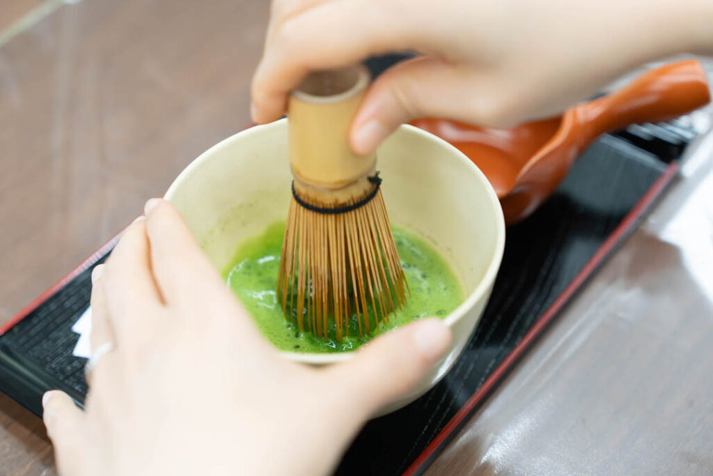 「宇治新茶 八十八夜茶摘みの集い」で抹茶を点てている画像