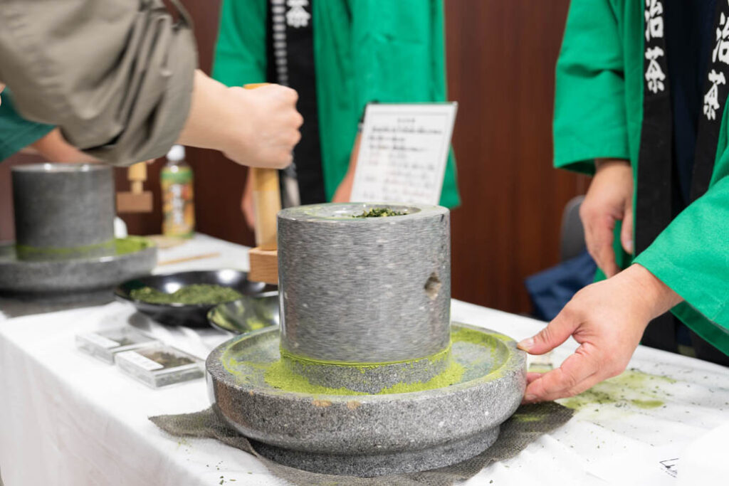 「宇治新茶 八十八夜茶摘みの集い」で石臼を回している画像