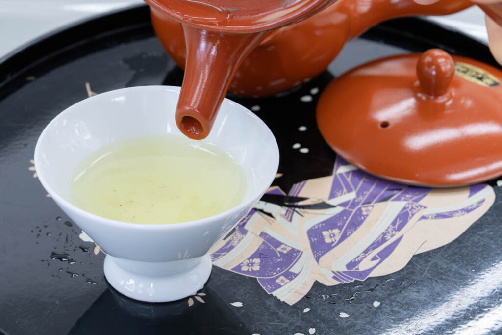 「宇治新茶 八十八夜茶摘みの集い」でお茶を淹れている画像