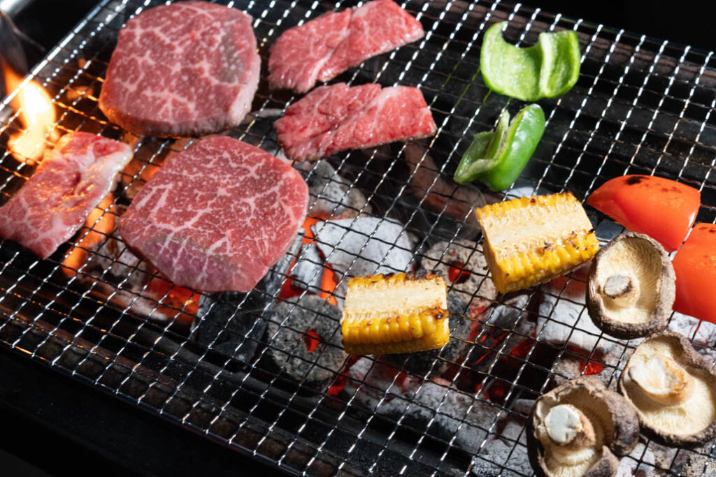 「南山城村の隠れ家」でBBQを焼きながら食べている画像