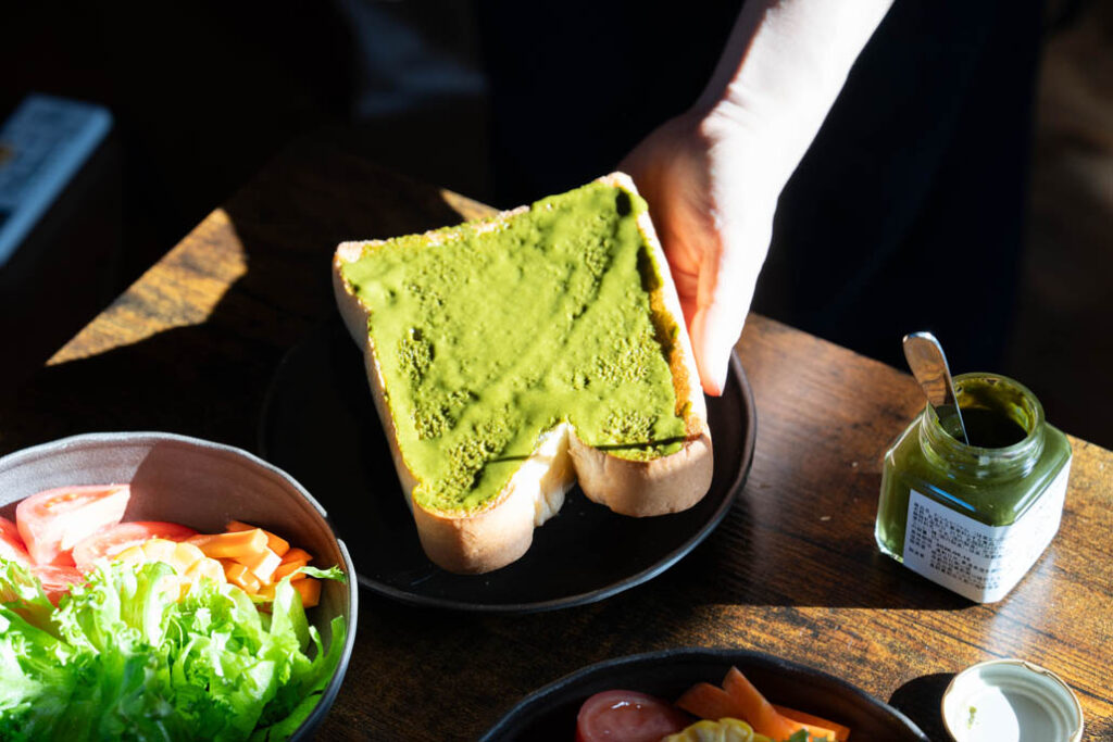 「南山城村の隠れ家」で朝ごはんを食べている画像